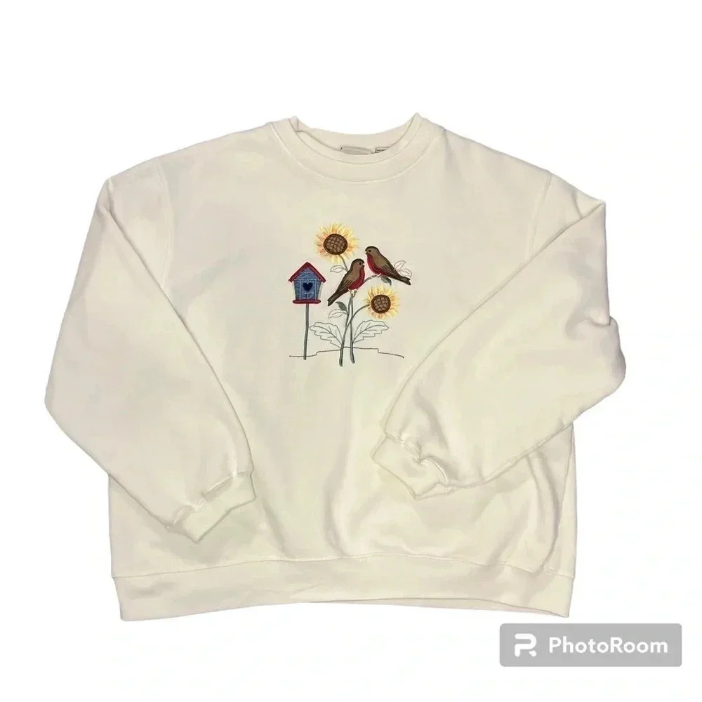 VINTAGE women’s pull over crewneck sweater.